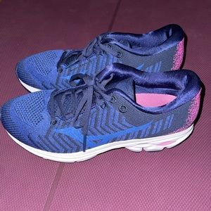 Mizuno Like New Women’s Sneakers size 9